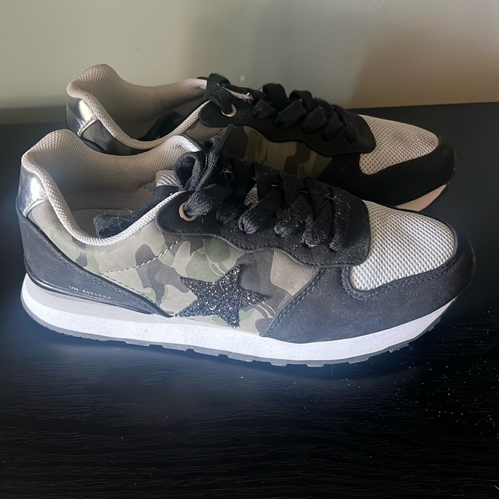 Vintage Havana Tennis Shoes. Black Camo Multi size 7.